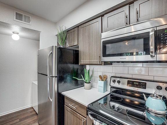 3rd image of 7440 La Vista Dr #126