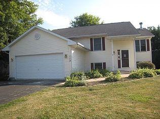 112 Columbia St NW, Poplar Grove, IL 61065