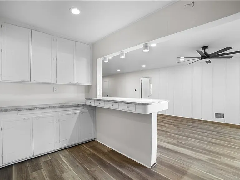7400 Cozycroft Ave — Photo 3
