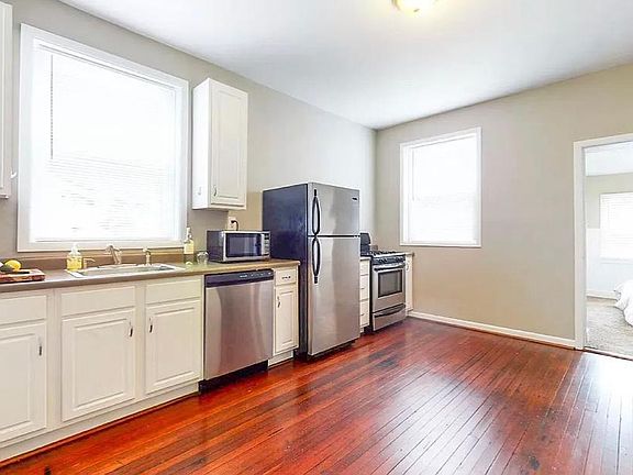 4th image of 7051 Winona Ave