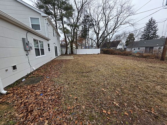 4th image of 14 East Ct