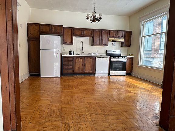 3rd image of 35 Grover St Floor 1
