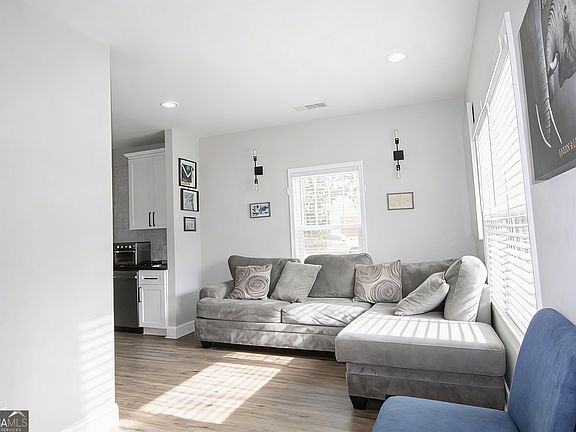 4th image of 1174 Princess Ave SW