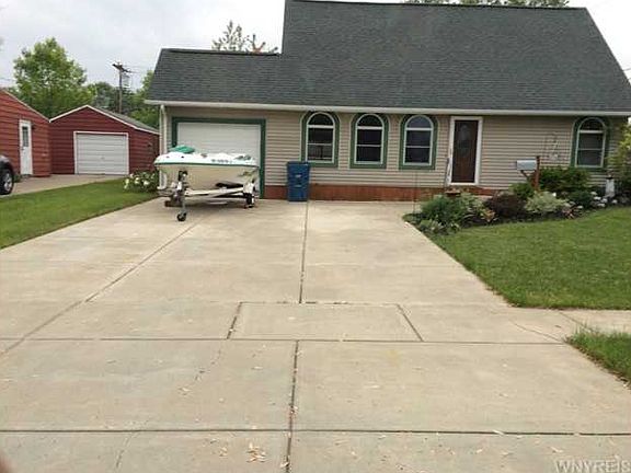 3rd image of 26 Marilyn Dr