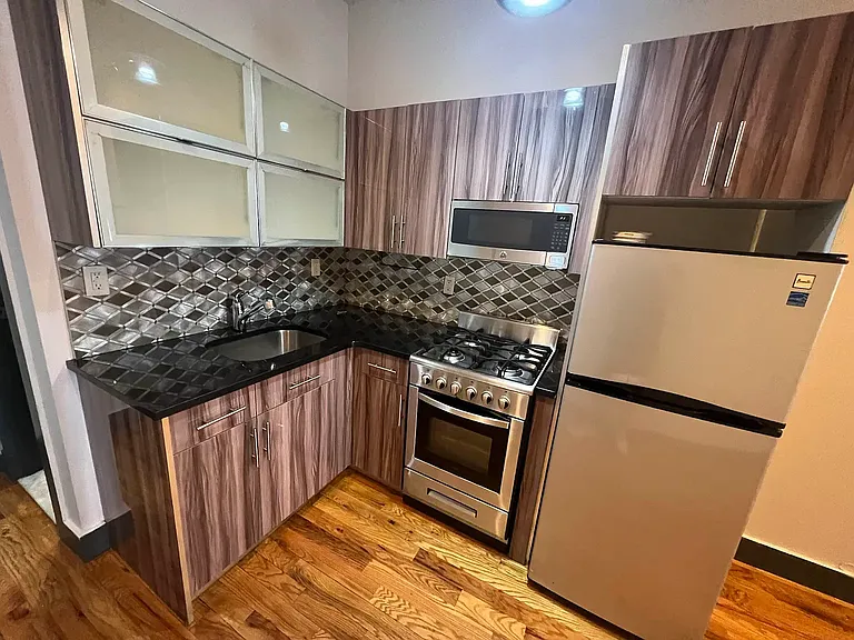 107 Wilson Ave #2R — Photo 3