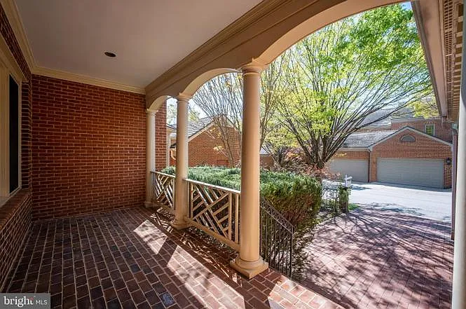 4 bed, 3.5 bath, 4558 sqft, $6,000 — Photo 3