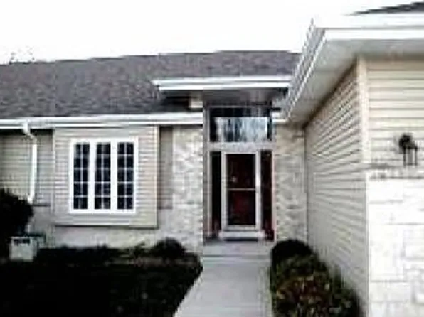 1925 W Virginia Pl #14, Oak Creek, WI 53154