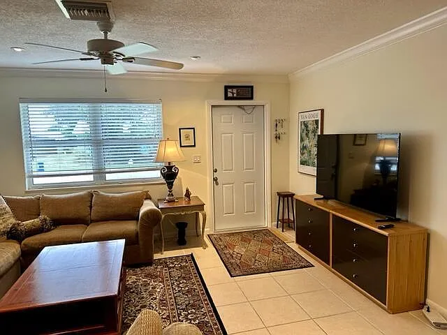 3 bed, 2.0 bath, 1232 sqft, $3,800 — Photo 4