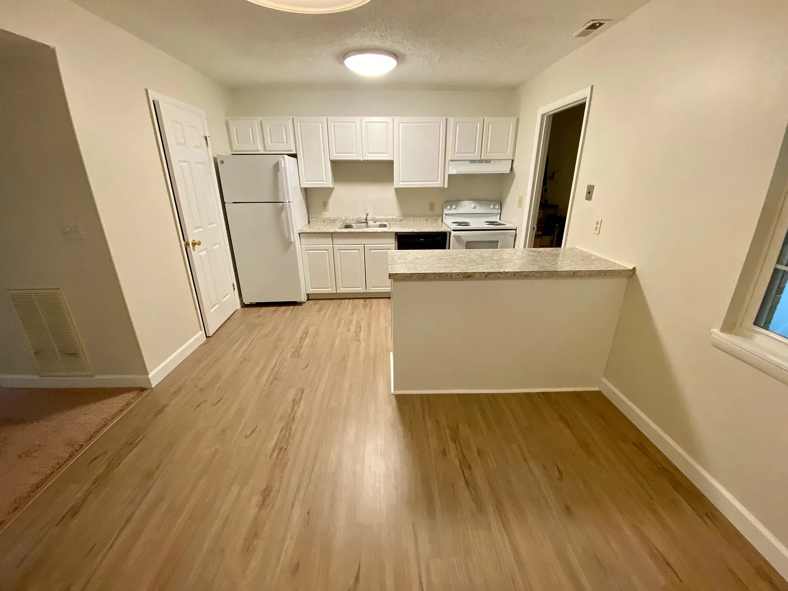 2 bed, 1041 sqft, $1,200 — Photo 3