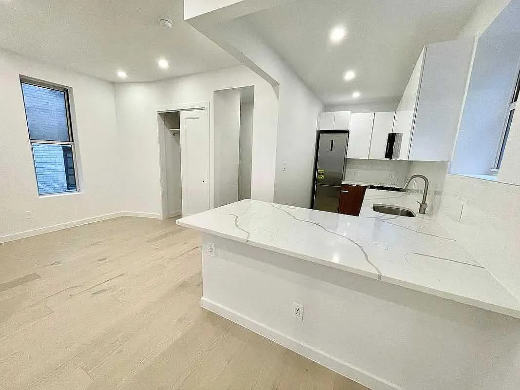 Building Photo - 329 E 12th St #21-22