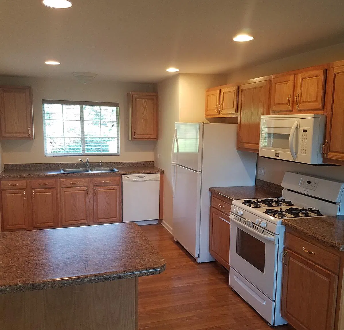 2 bed, 1000 sqft, $2,000 — Photo 4