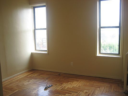 4th image of 944 42nd St #D