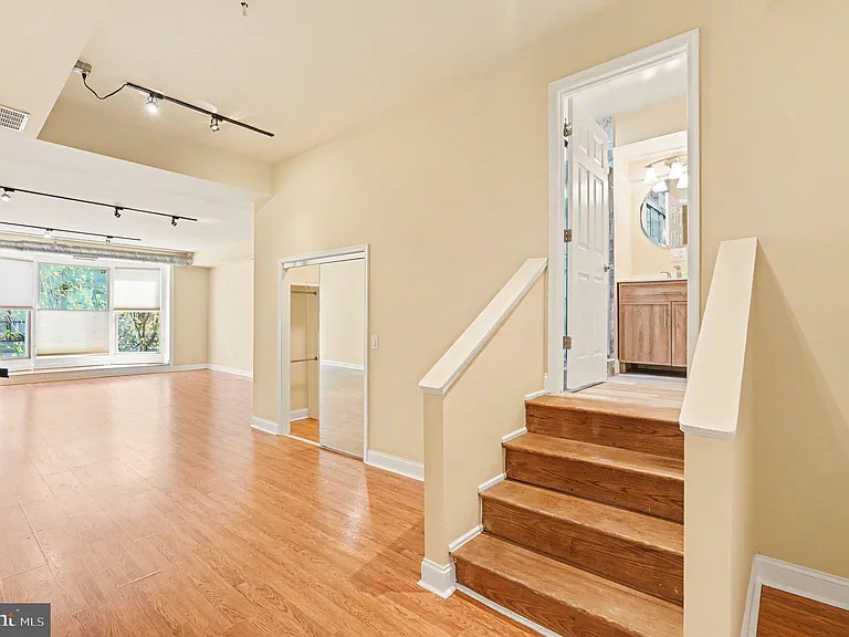 338 N Charles St — Photo 26