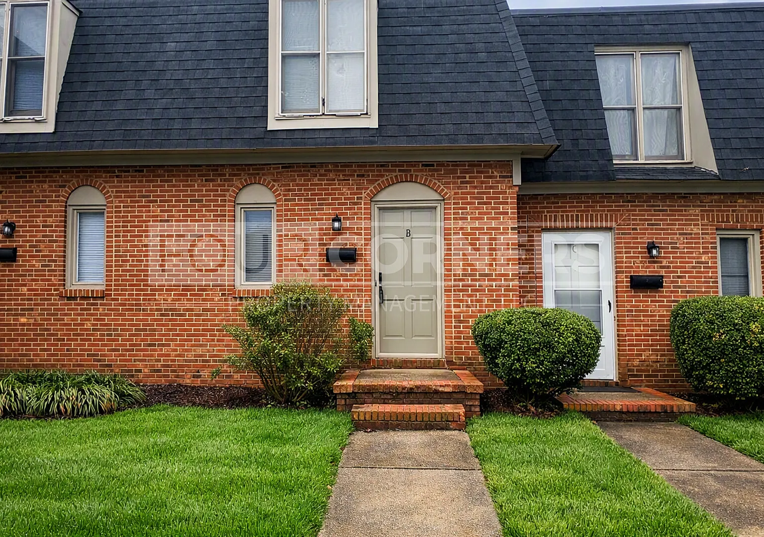 Spacious 2 Bedroom 1.5 Bath Townhome — Photo 2