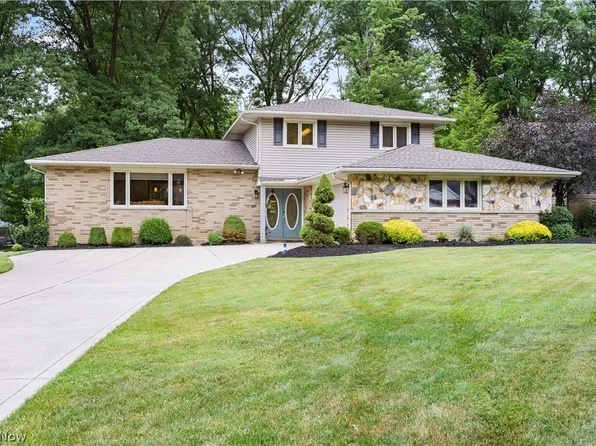 5800 Rousseau Dr, Parma, OH 44129