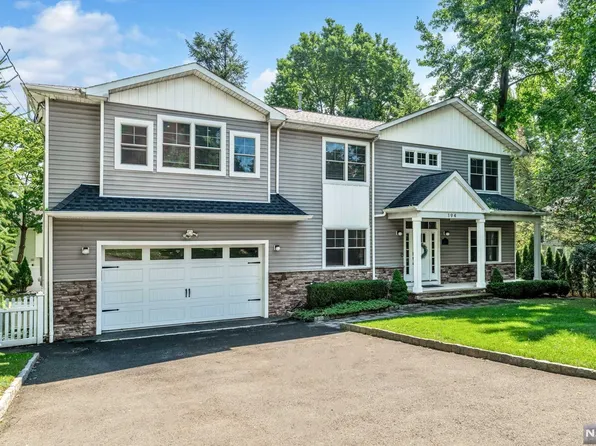 194 10th St, Cresskill, NJ 07626