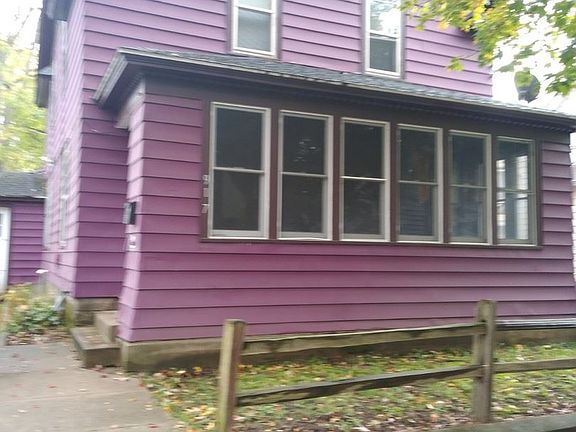 2nd image of 917 Oak St APT 1