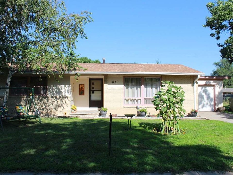1st image of 821 Carriage Cir