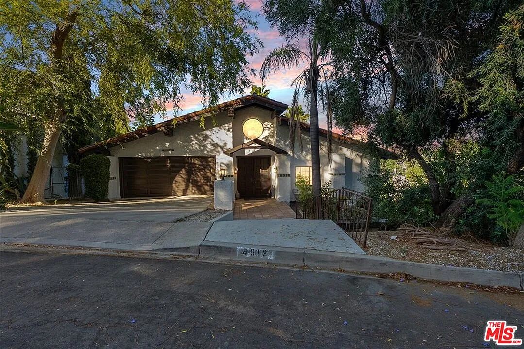 3 bed, 3.0 bath, 2674 sqft, $6,950 — Photo 2