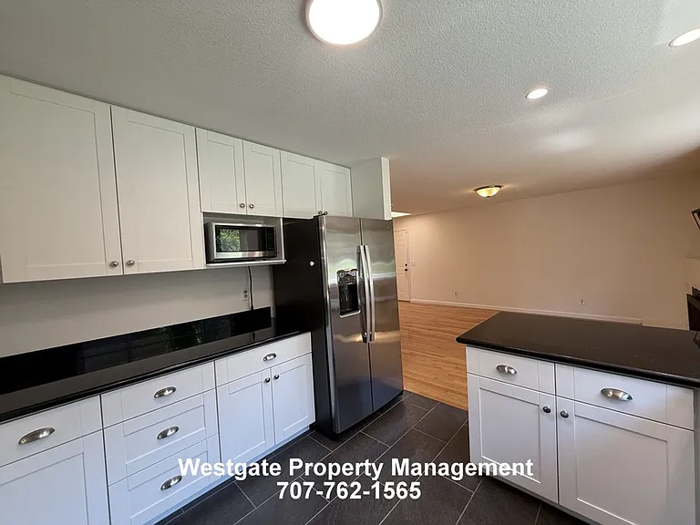 400 Smith Ct — Photo 11