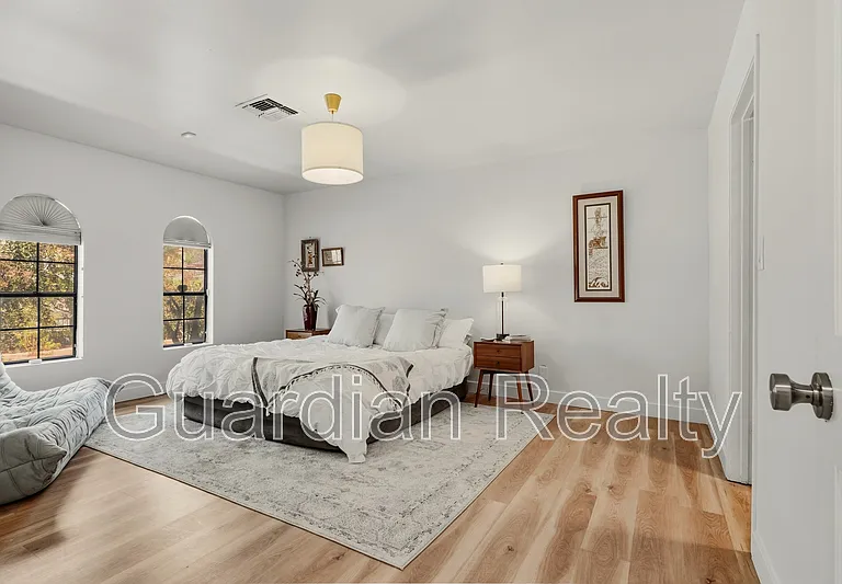 3007 La Mesa Dr — Photo 8