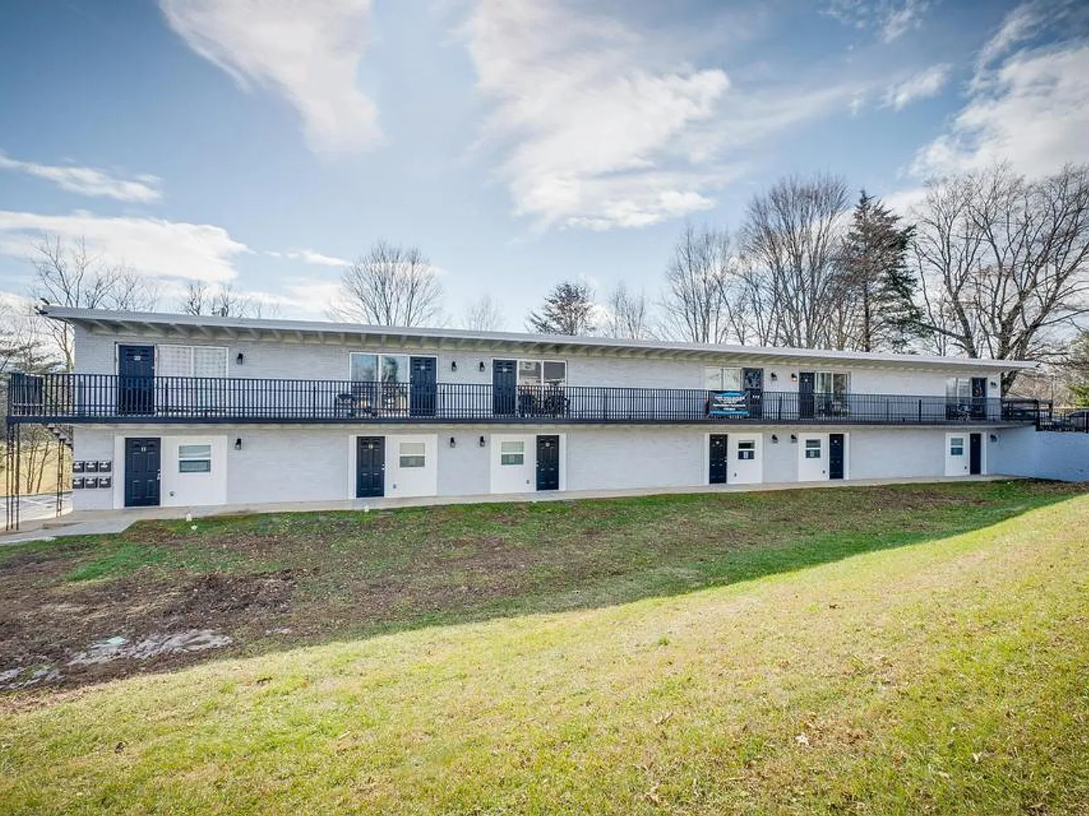 Convenient living, unbeatable location! — Photo 2