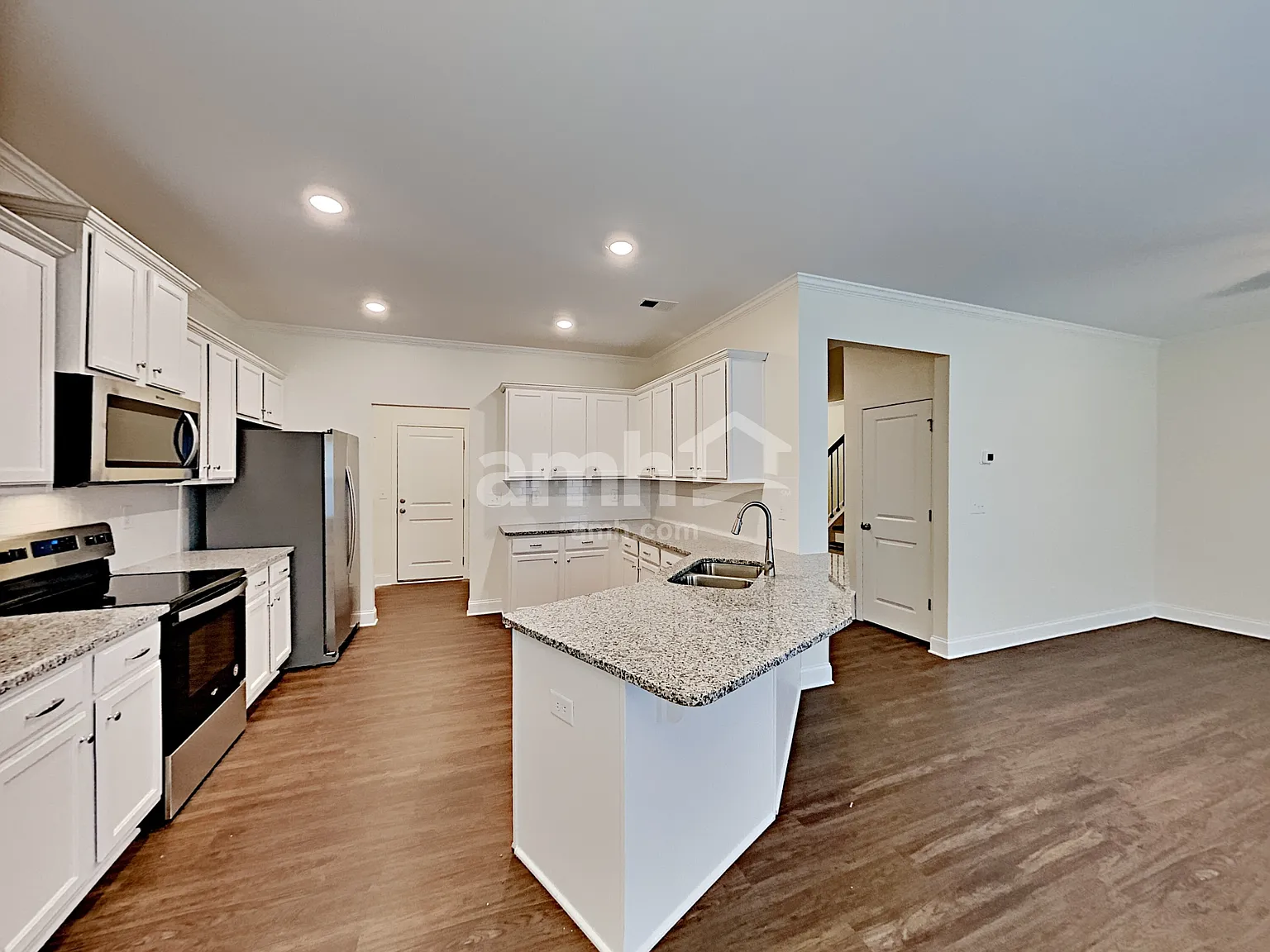 3 bed, 2.5 bath, 2010 sqft, $2,400 — Photo 3