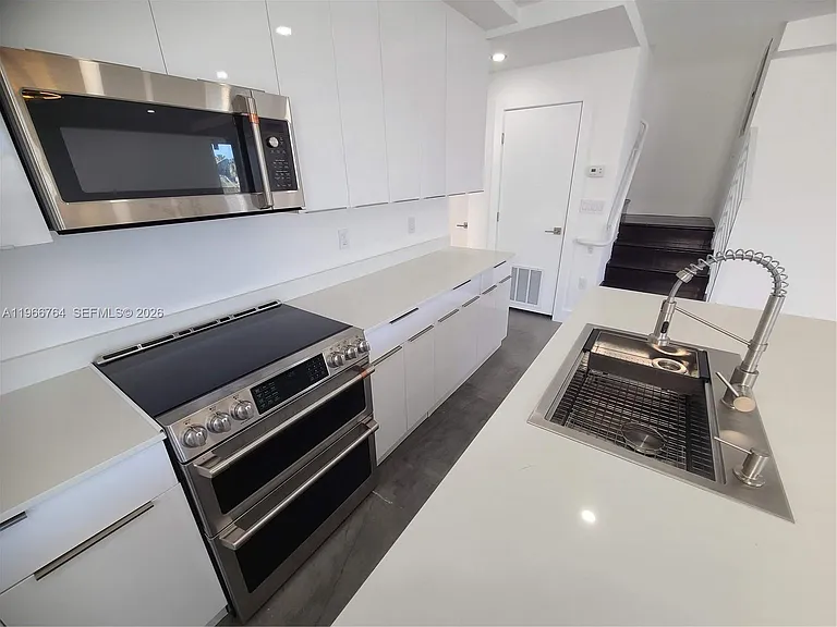 825 Michigan Ave #7 — Photo 7