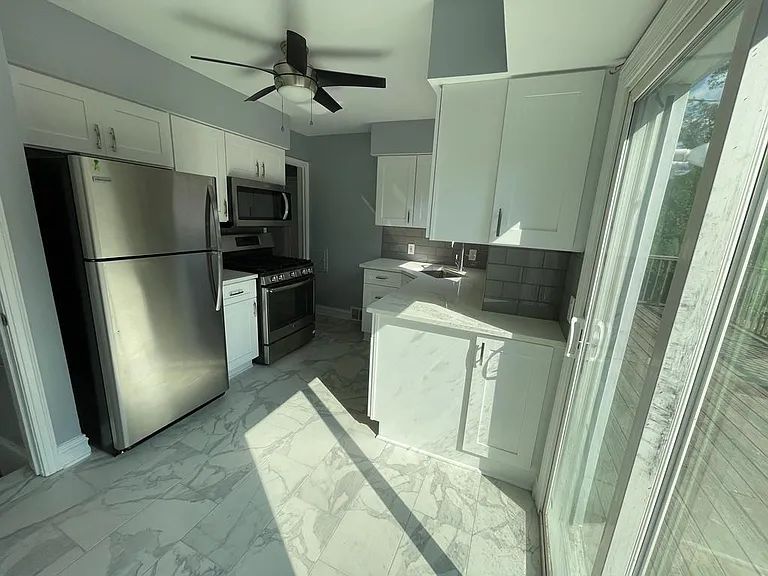 136 Girard Ave — Photo 8