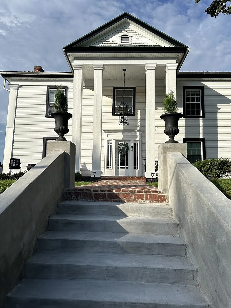 108 South Franklin Street #6- Beautiful Furnished apartment available — Photo 1