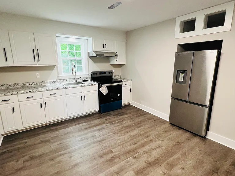 110 E Dewey St — Photo 27