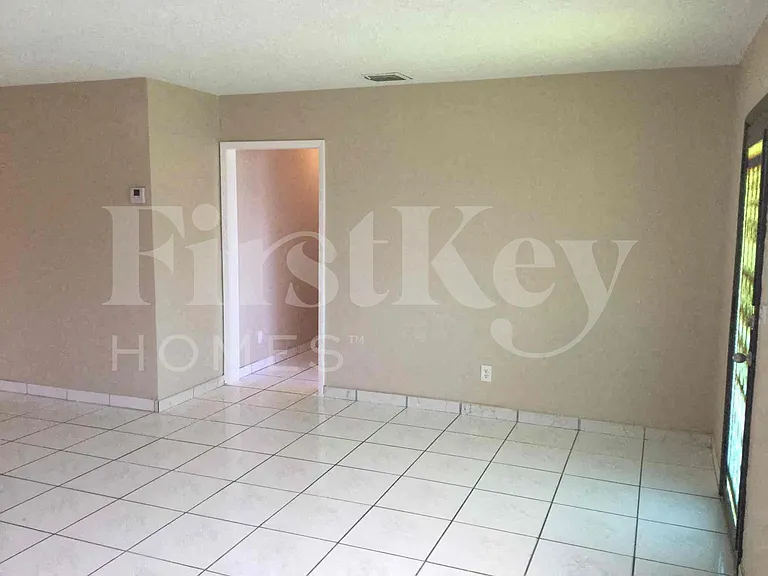 855 W 72nd St — Photo 5