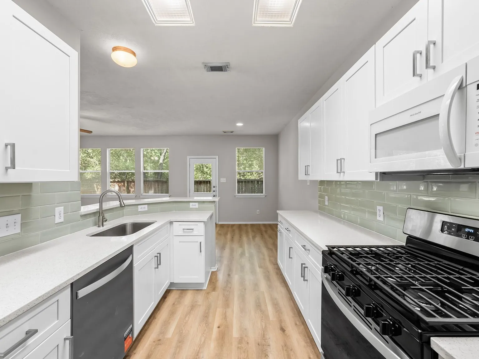 3 bed, 2.5 bath, 1624 sqft, $1,900 — Photo 2