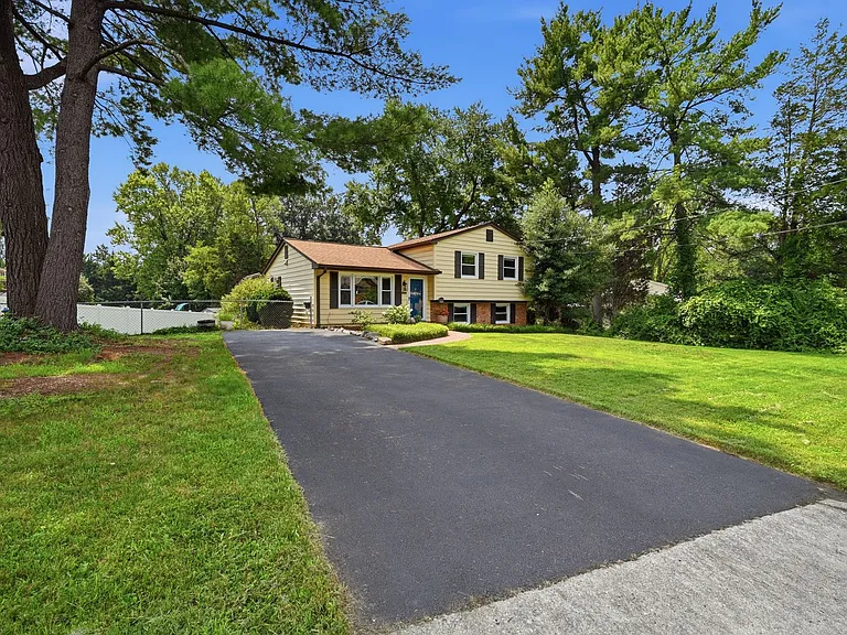 6426 Carriage Dr — Photo 2