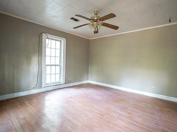 3rd image of 1069 Elm St