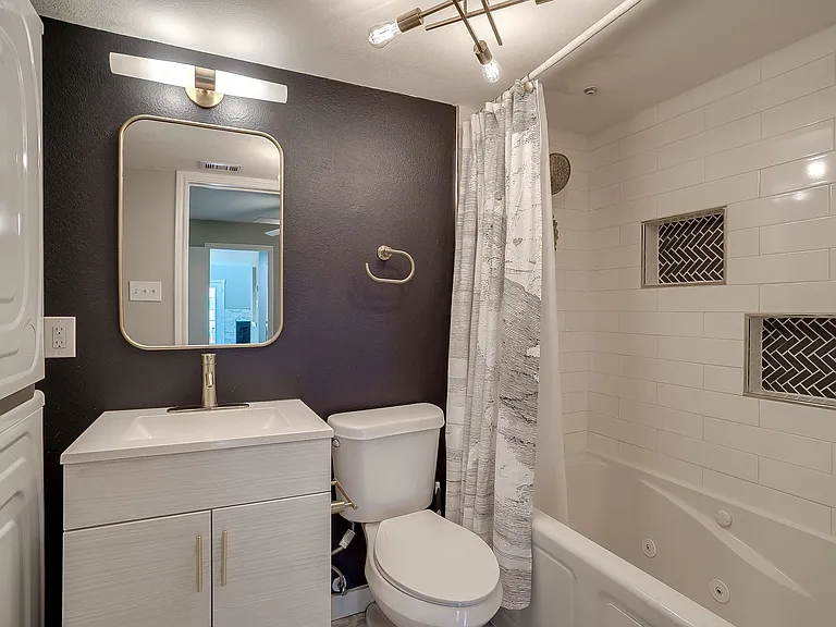 Ensuite Bath!