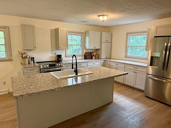 3rd image of 363 Ashley Rd