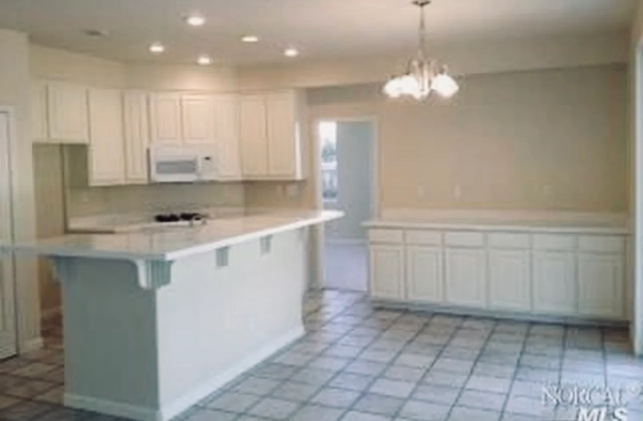 4 bed, 2556 sqft, $4,250 — Photo 3