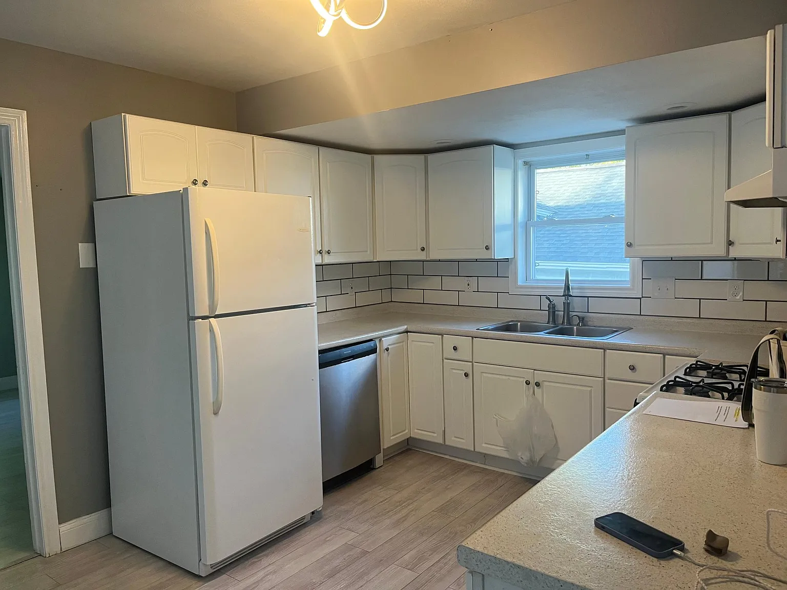 121 Flower Ave E — Photo 2