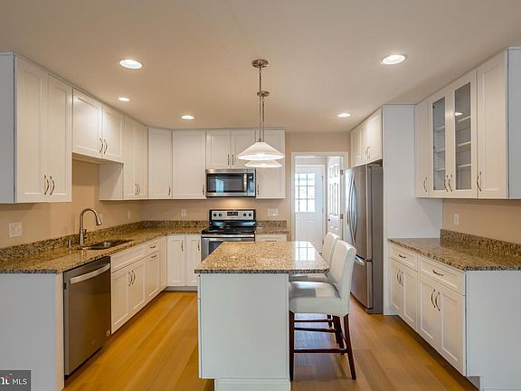 4th image of 405 Queen Anne St
