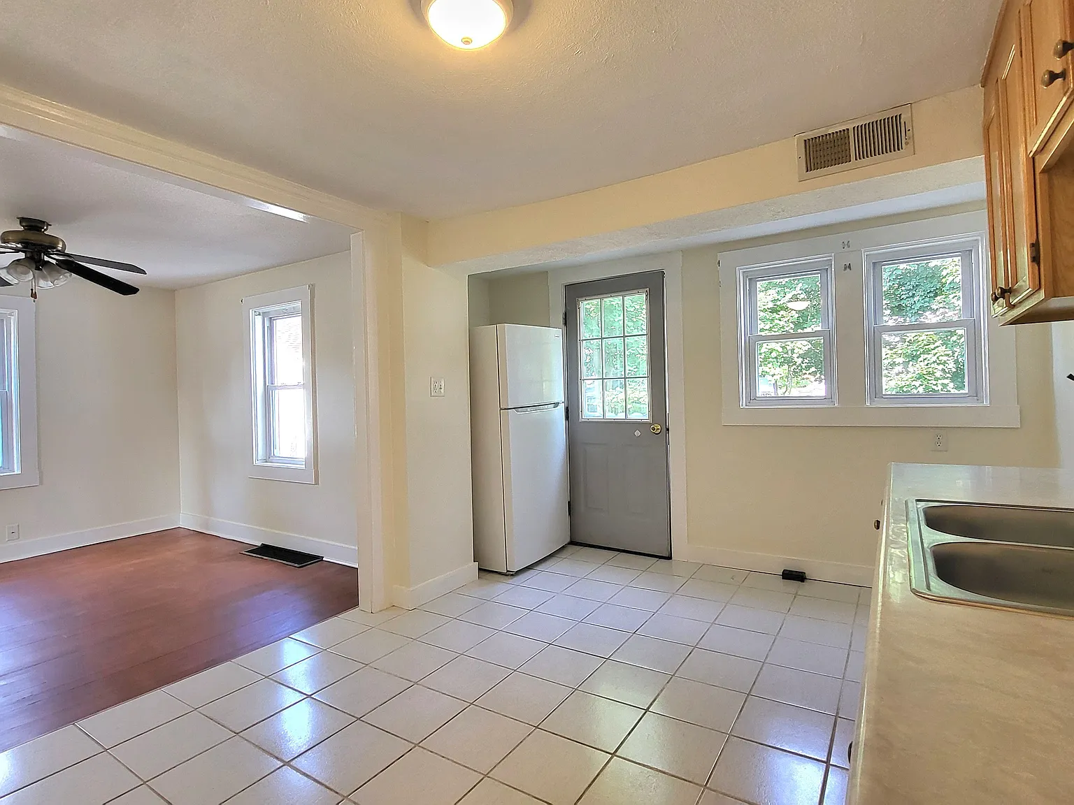 2 bed, 1100 sqft, $2,050 — Photo 4