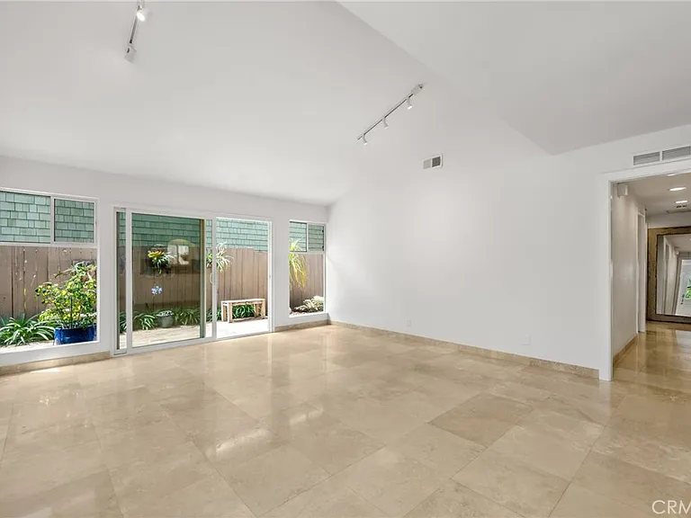 915 Miramar St — Photo 7