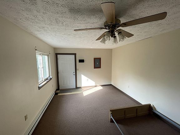 3rd image of 36 Thomas Dr Unit 3