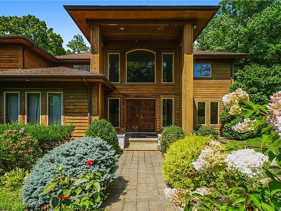 3rd image of 4 Windward Ave