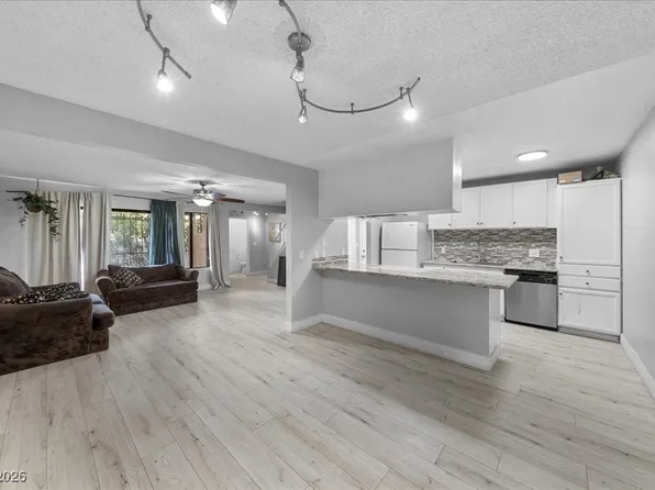 5026 Village Dr, Las Vegas, NV 89142