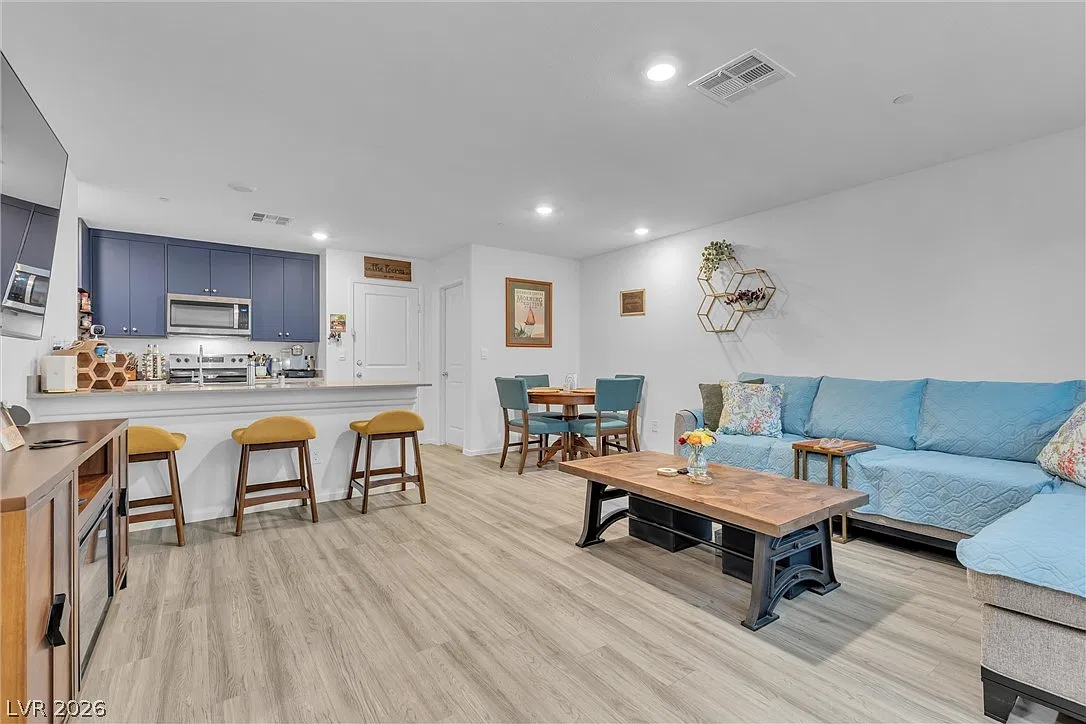 3 bed, 2.5 bath, 1295 sqft, $1,994 — Photo 4