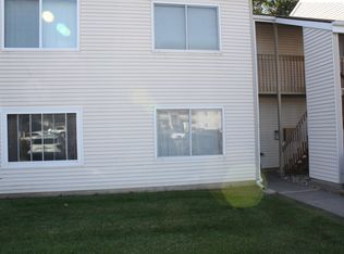 32 Coventry Ln APT 7, Muscatine, IA 52761