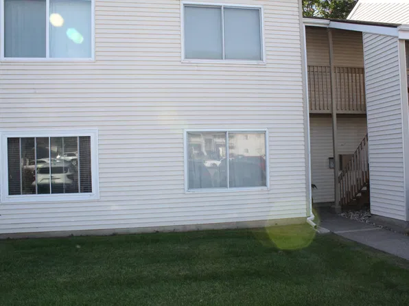 32 Coventry Ln APT 7, Muscatine, IA 52761
