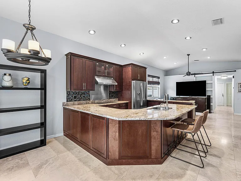 7076 Middlebury Dr — Photo 6
