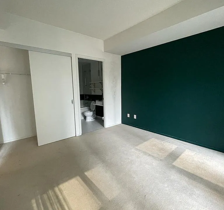 8 Charlotte St #302